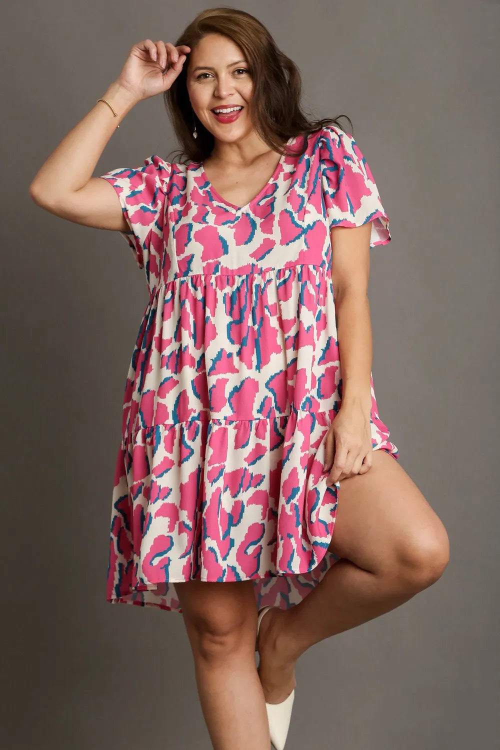 Umgee Full Size Abstract Print Pleat Detail Short Sleeve V-Neck Tiered Dress Plus Size - Farnelli