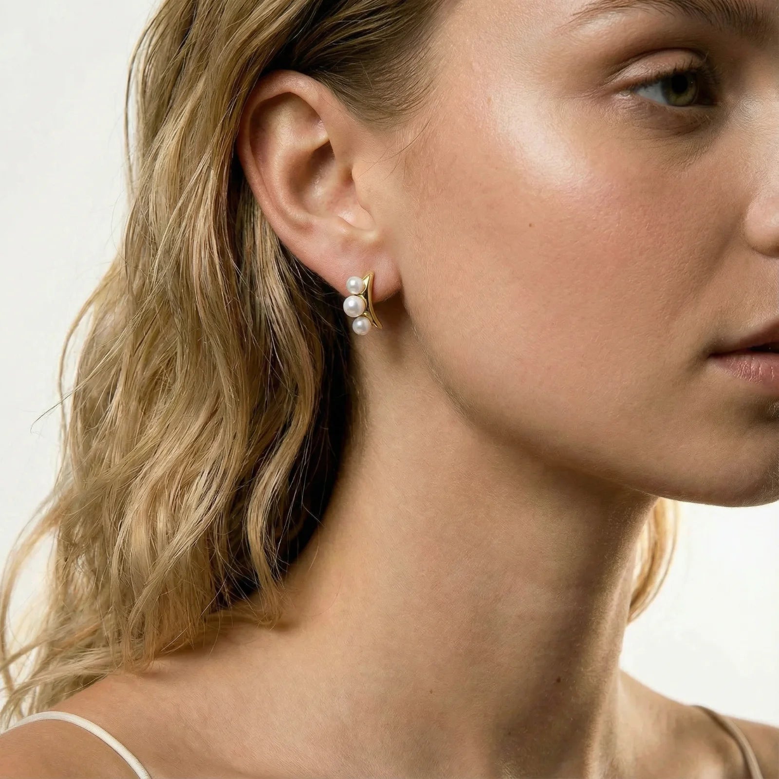 Pearl Trio Curve Studs - Farnelli