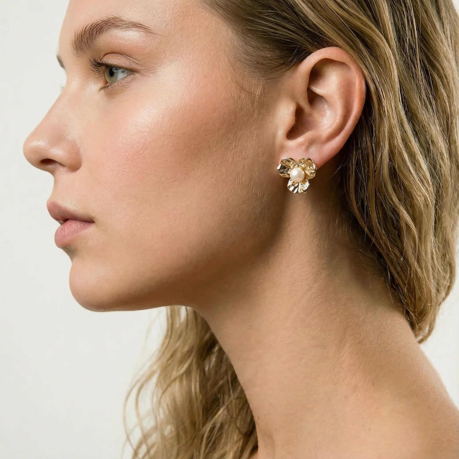 Bloom Pearl Studs - Farnelli