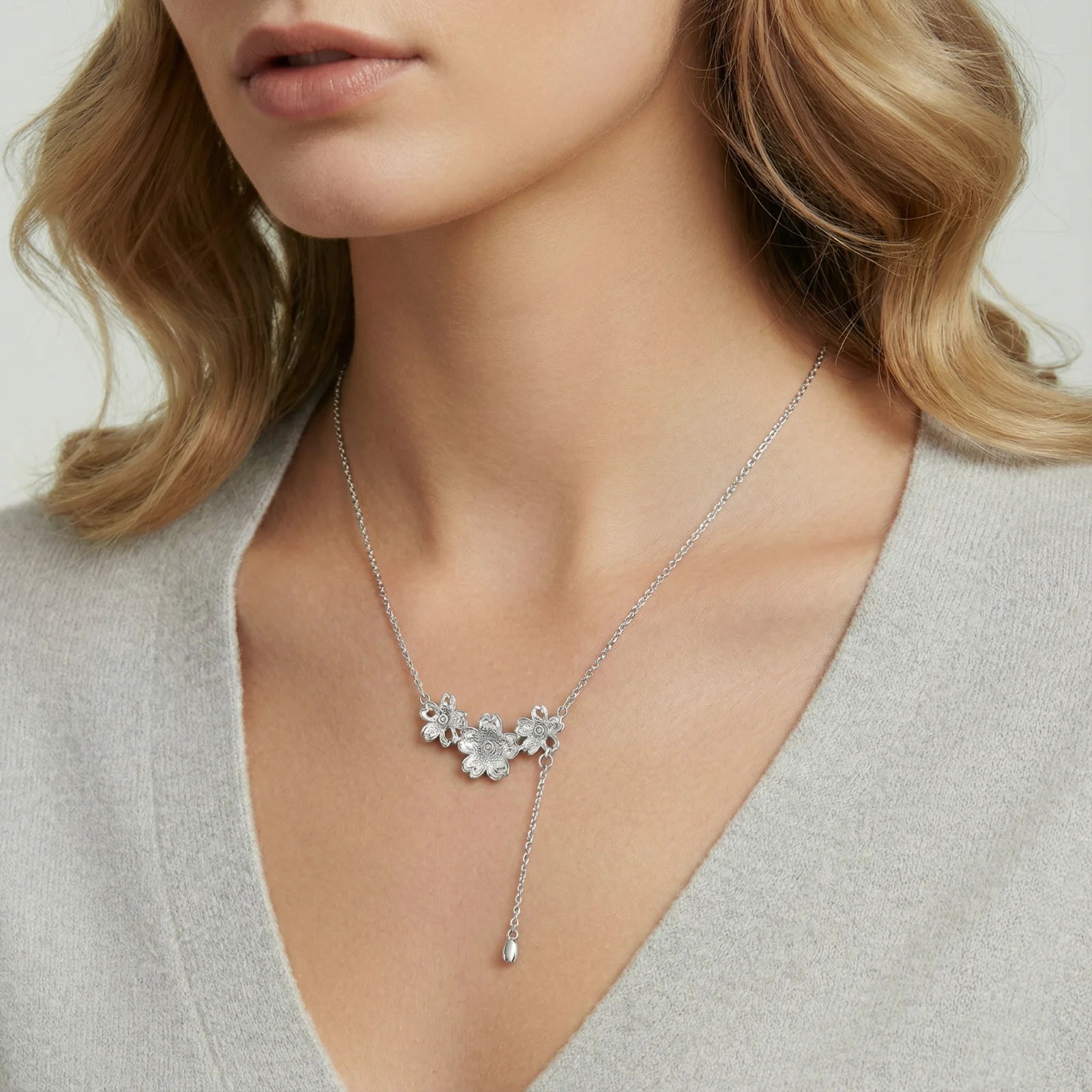 Silver Bloom Lariat - Farnelli