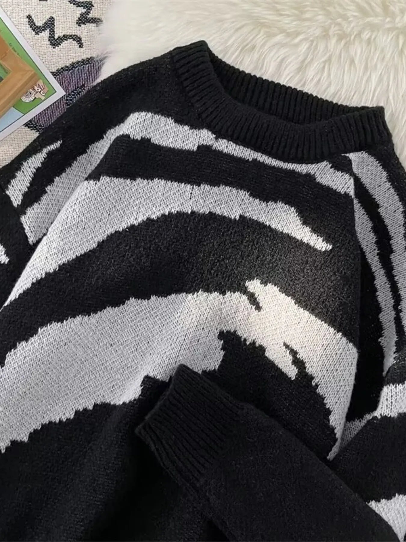 Men's Contrast Round Neck Sweater - Farnelli
