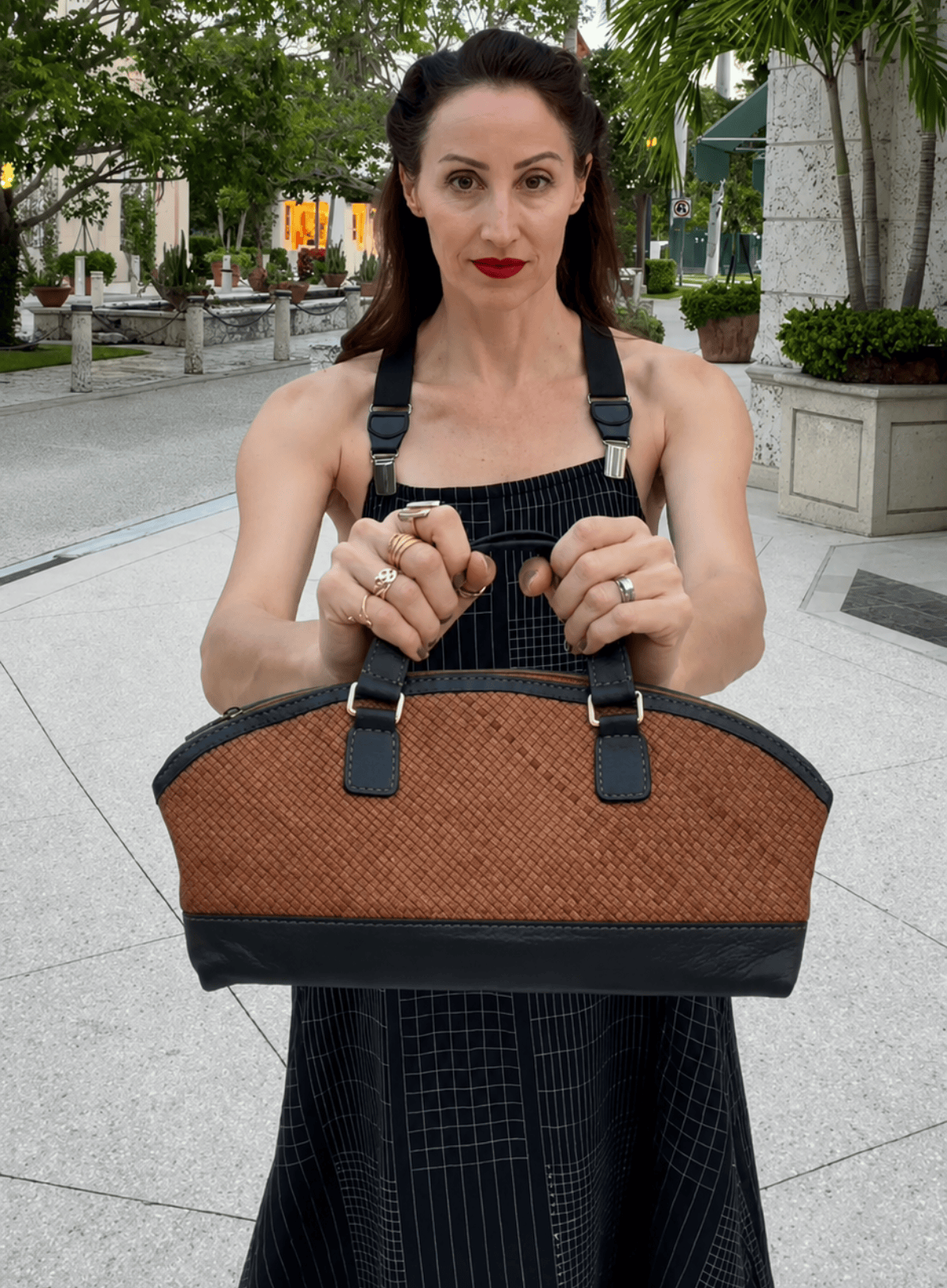 Deux Mains East-West handbag in a structured silhouette with short handles and a spacious horizontal design