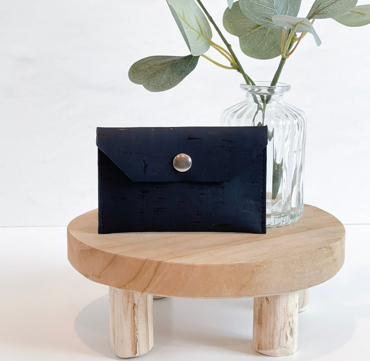 Carry Courage PETITE card wallet in a compact design with card slots and sleek finish
