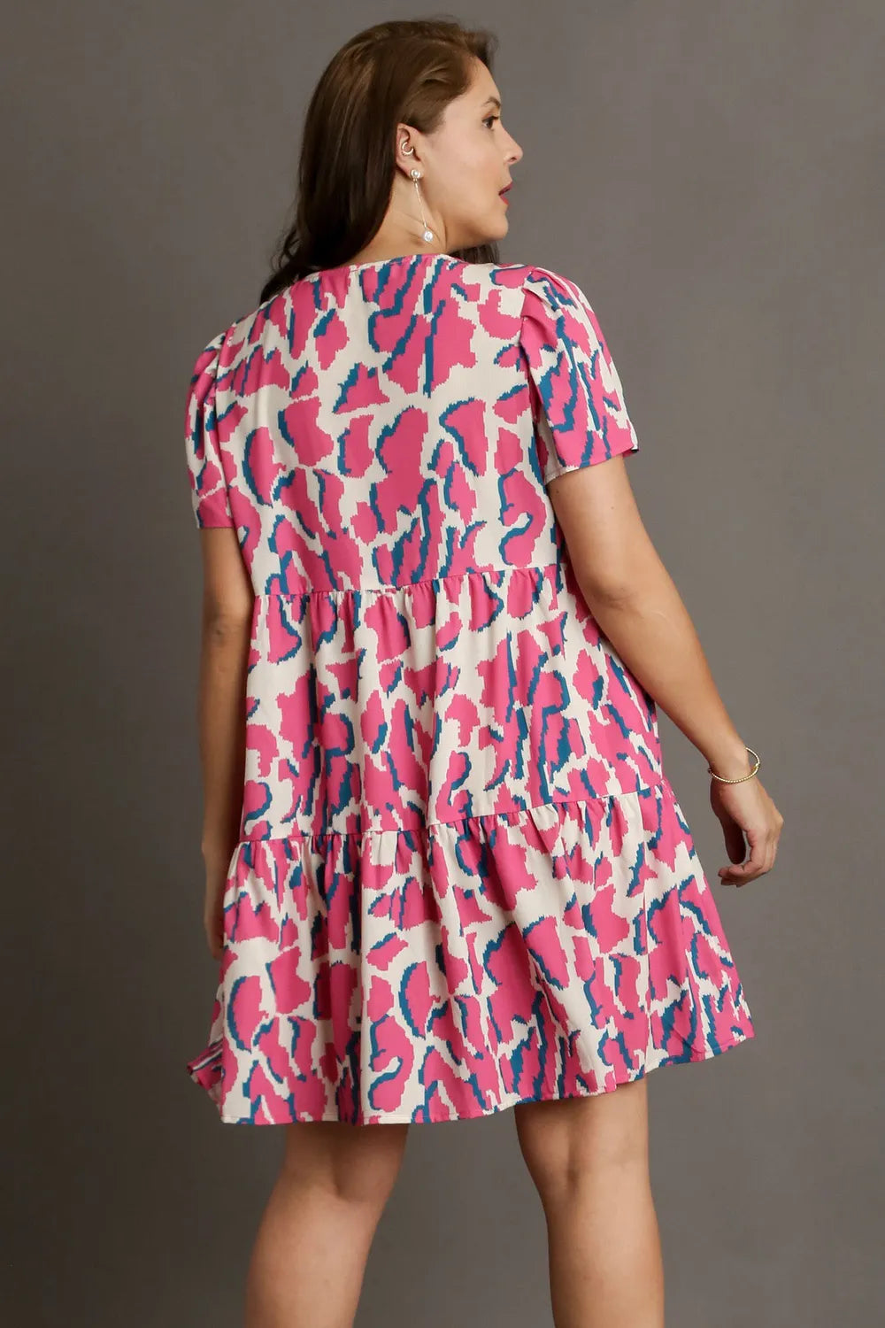 Umgee Full Size Abstract Print Pleat Detail Short Sleeve V-Neck Tiered Dress Plus Size - Farnelli