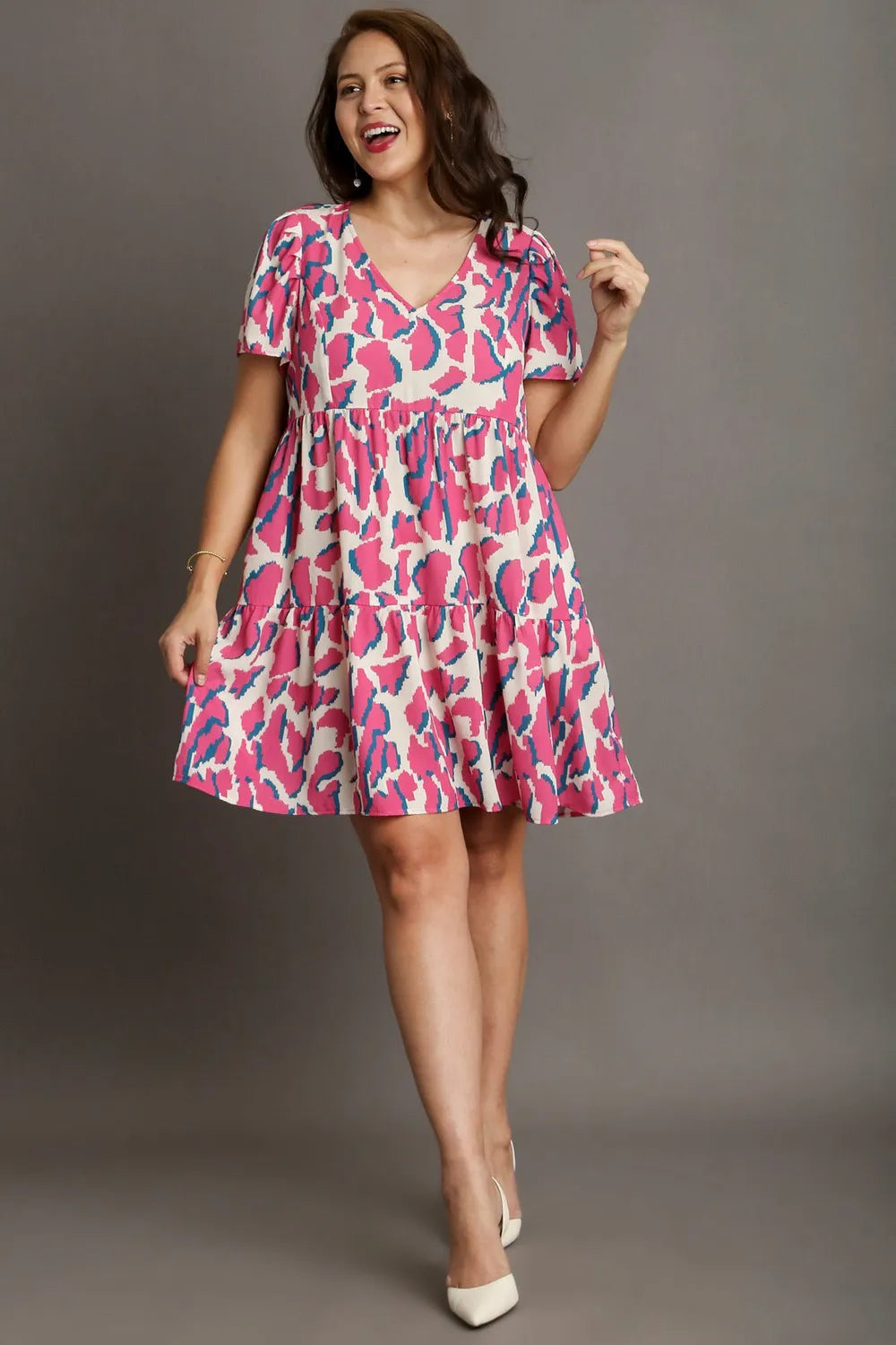 Umgee Full Size Abstract Print Pleat Detail Short Sleeve V-Neck Tiered Dress Plus Size - Farnelli