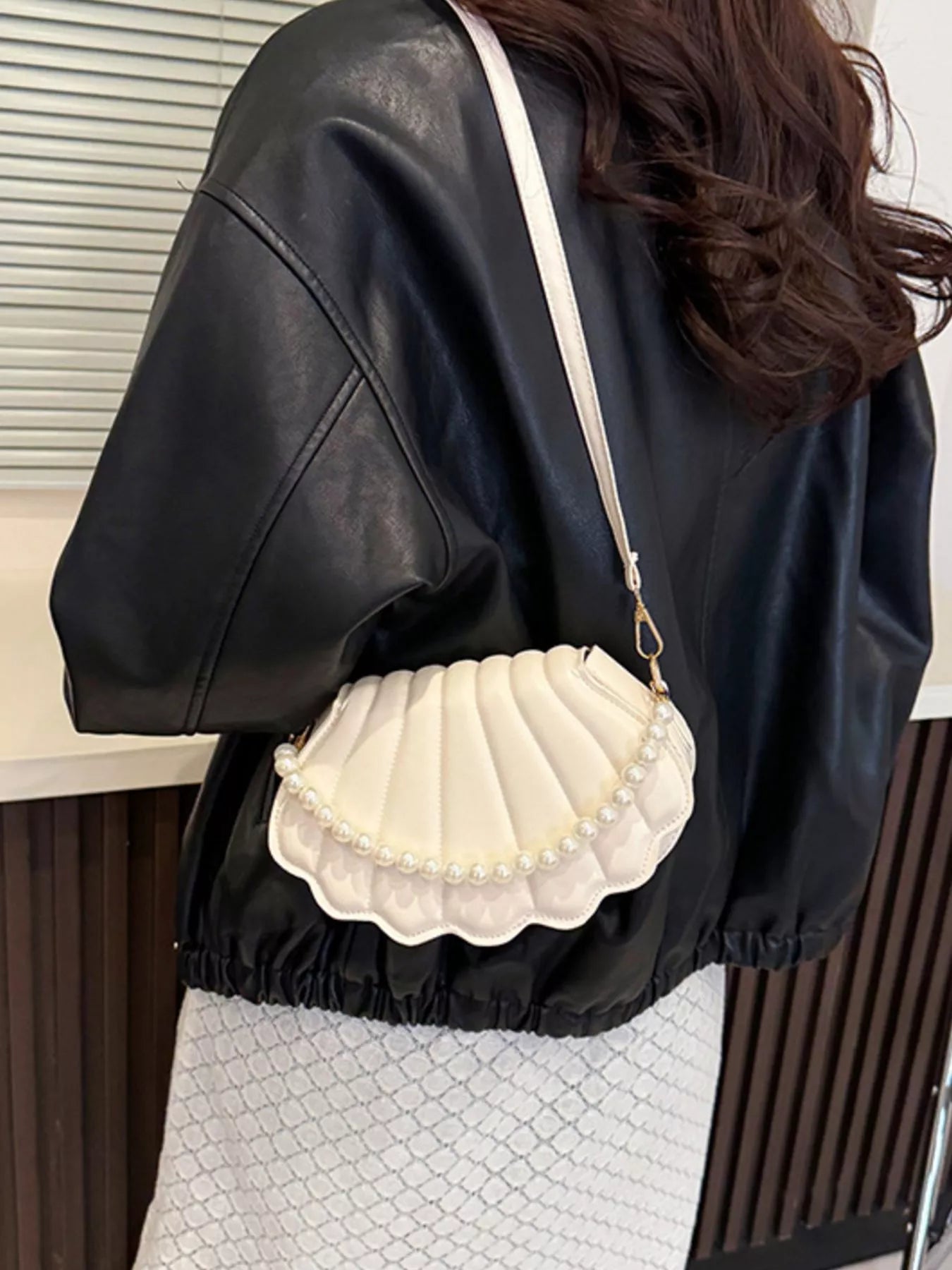 Shell-Shaped Pearl Decor Crossbody Bag - Farnelli