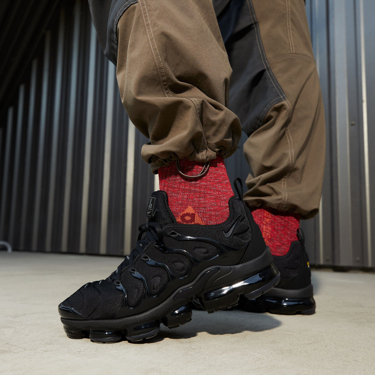 Black Nike Air VaporMax Plus men's sneakers in side view with visible Air cushioning sole