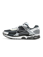 Nike men's Zoom Vomero 5 SE SP sneakers in dark grey, side view