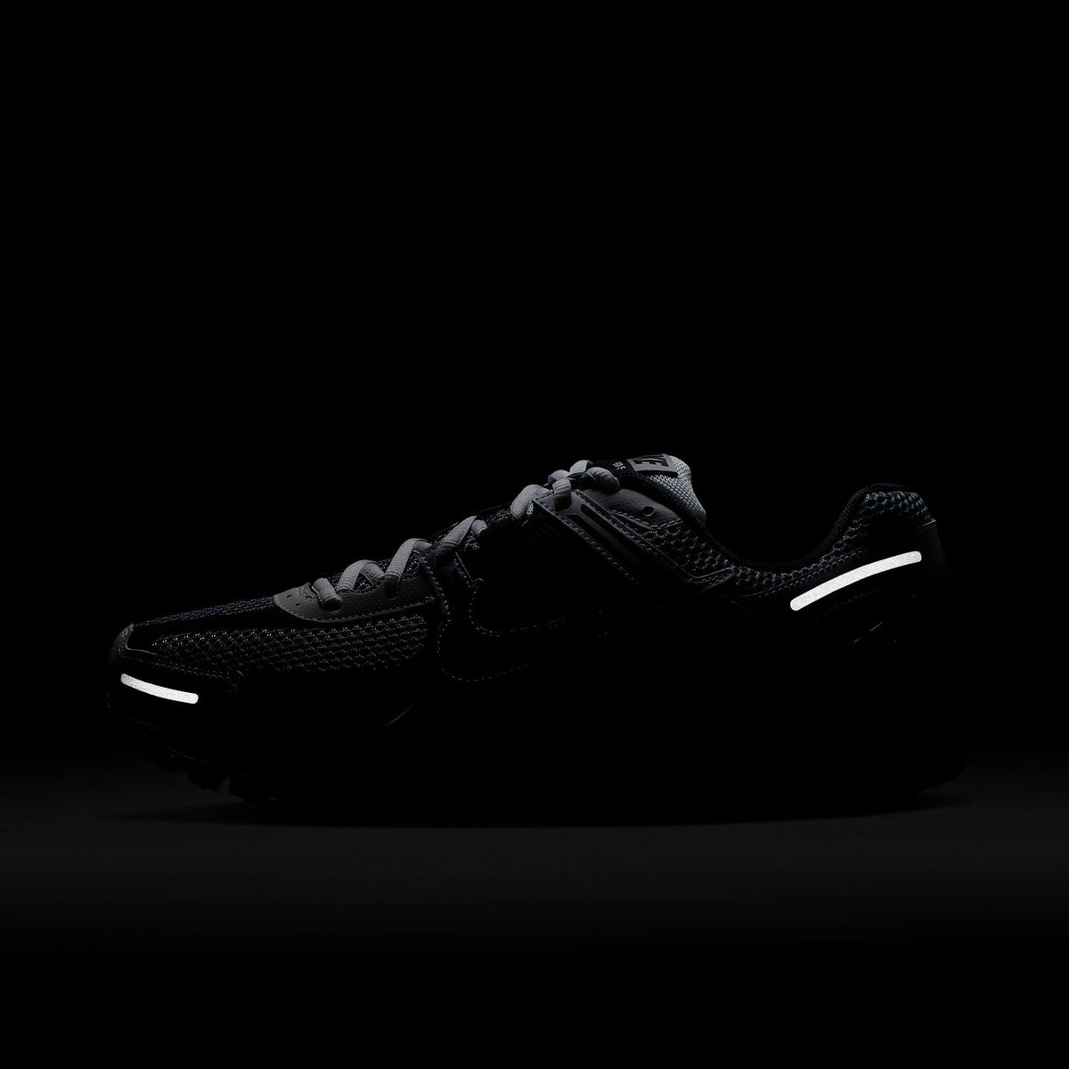 Nike men's Zoom Vomero 5 SE SP sneakers in dark grey