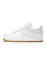 Nike men’s Air Force 1 '07 white and gum sneakers with classic low-top design