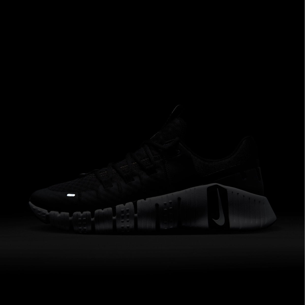 Nike Men's Free Metcon 5 black and white training shoes, side view