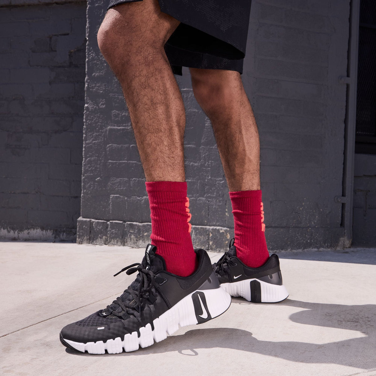 Nike Men’s Free Metcon 5 black and white training shoes, side view