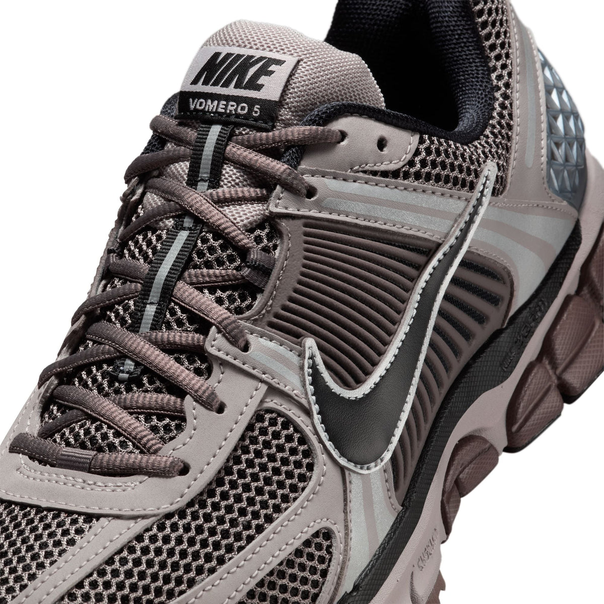 Nike men's Zoom Vomero 5 running shoes in college grey with white accents, featuring breathable mesh and supportive cushioning.