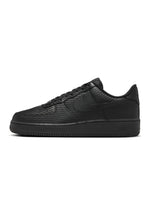 Nike men's Air Force 1 '07 black carbon fiber sneakers with textured upper and classic low-top design