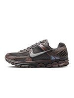 Men's Nike Zoom Vomero 5 sneakers in Cave Stone, side view with layered mesh and leather details