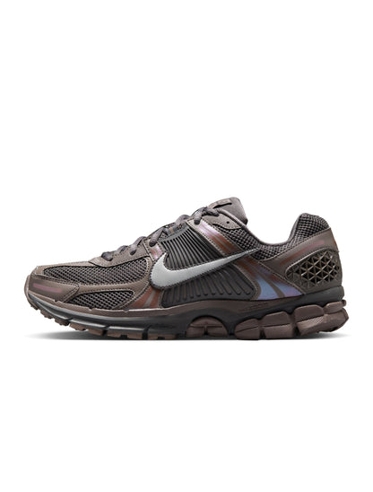 Men's Nike Zoom Vomero 5 sneakers in Cave Stone, side view with layered mesh and leather details