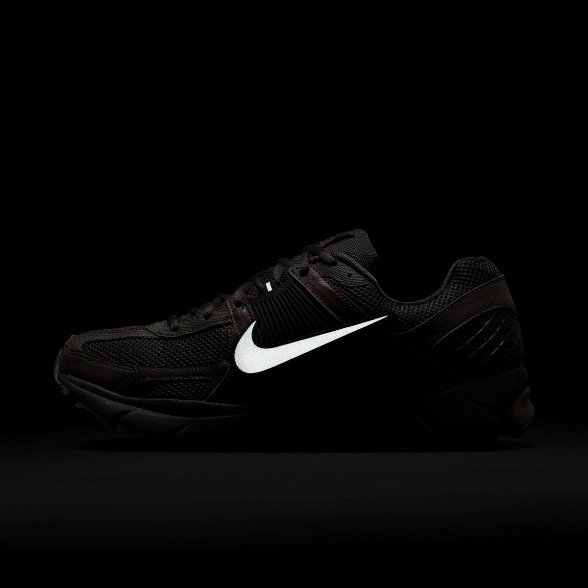 Nike Men's Zoom Vomero 5 Cave Stone sneakers, side view