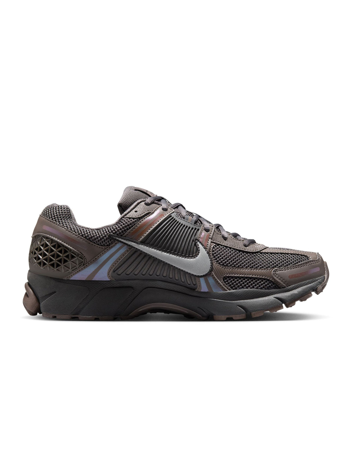 Nike Zoom Vomero 5 men's shoes in Cave Stone, side view with layered mesh and leather panels