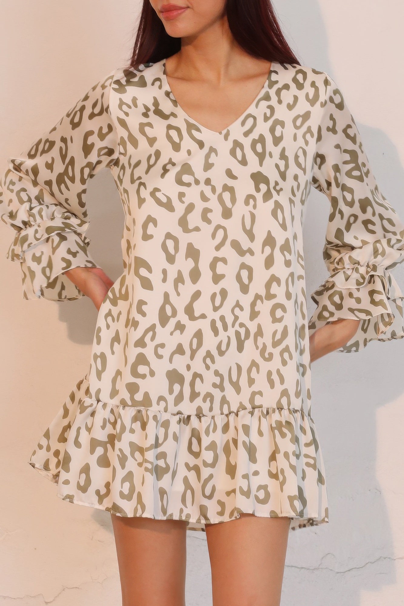 Simple Leopard Dress With Ruffle Cuff - Farnelli