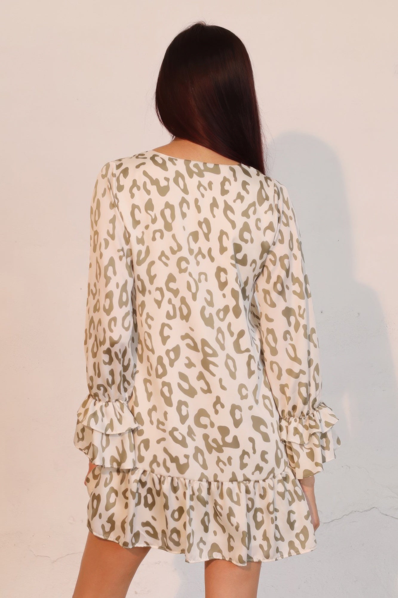 Simple Leopard Dress With Ruffle Cuff - Farnelli