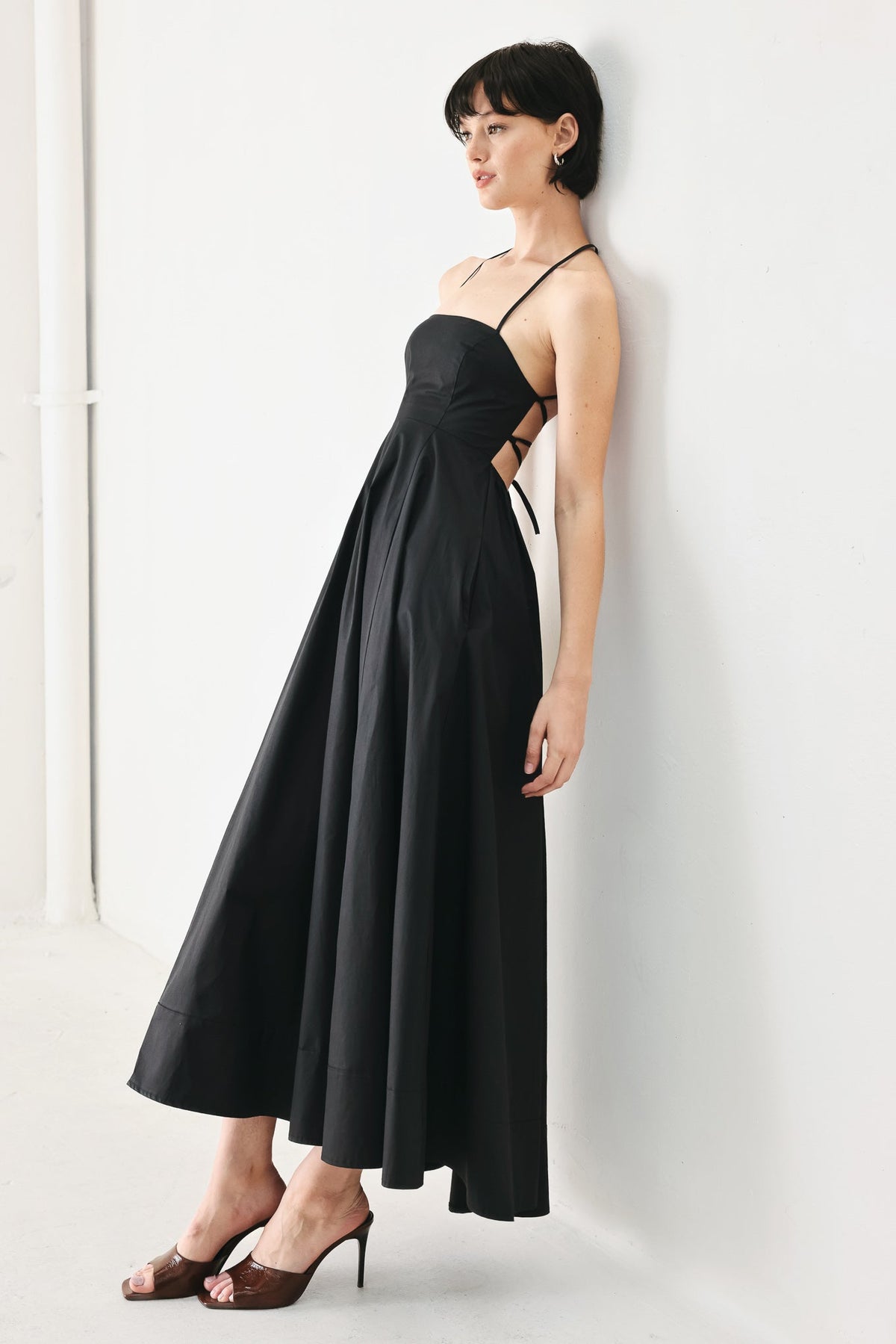 Flying Tomato PURE LINE woven midi dress in black, featuring a stylish, comfortable design with a flowing silhouette.