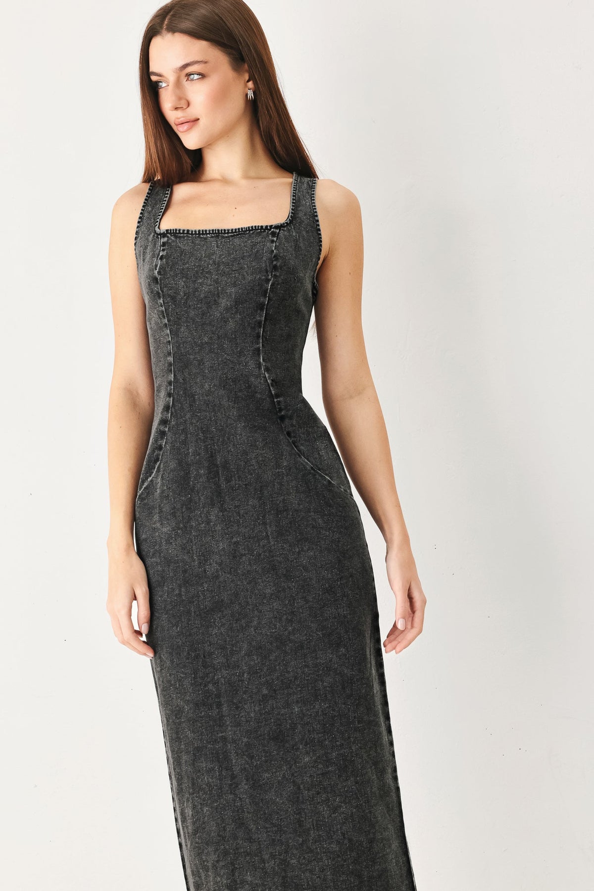 Black Urban Chic denim midi dress by Flying Tomato, featuring a fitted waist and casual style, displayed on a mannequin.