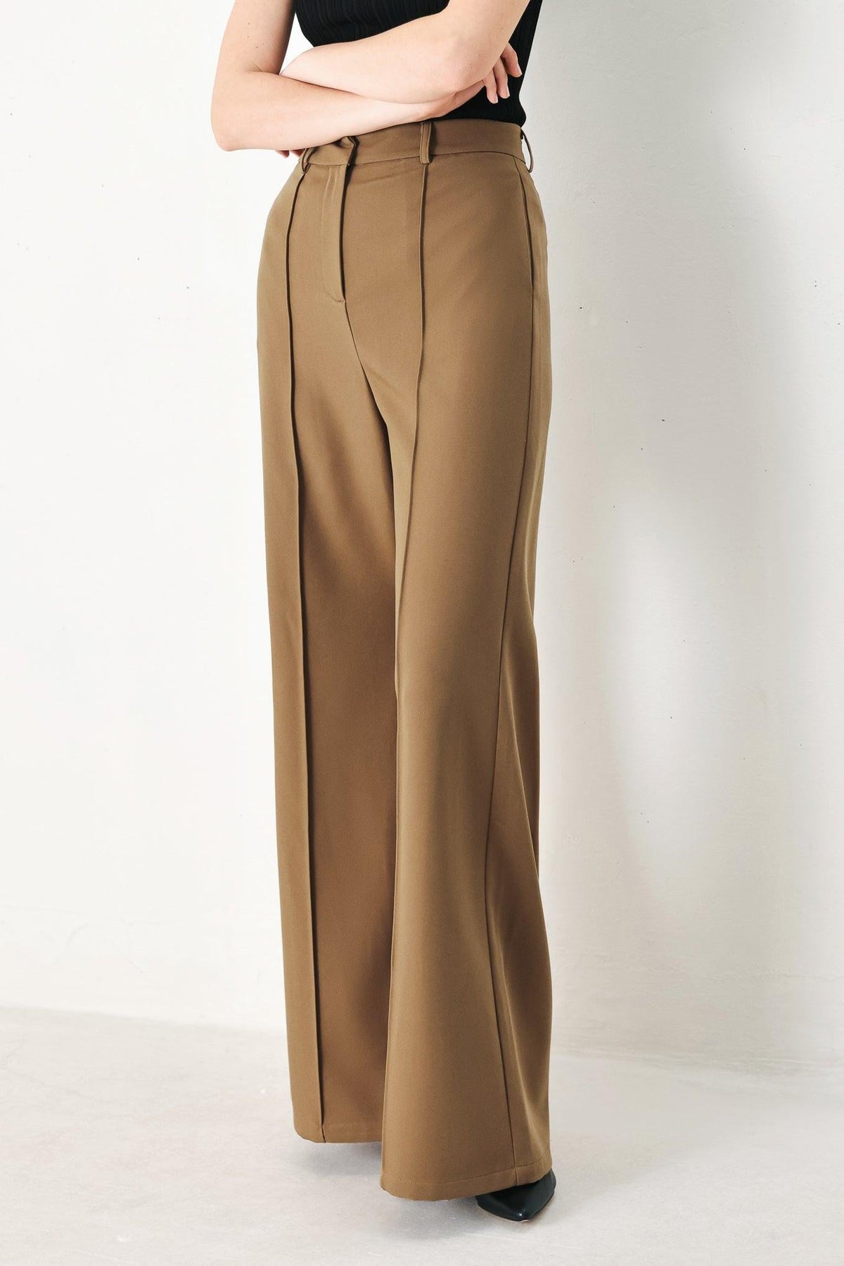 Flying Tomato Rich Silhouette woven pants in brown, featuring a relaxed fit and textured fabric for casual style.