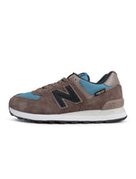 Men's New Balance 574 sneakers in brown and blue, stylish men's footwear with a classic design, displayed on a white background.