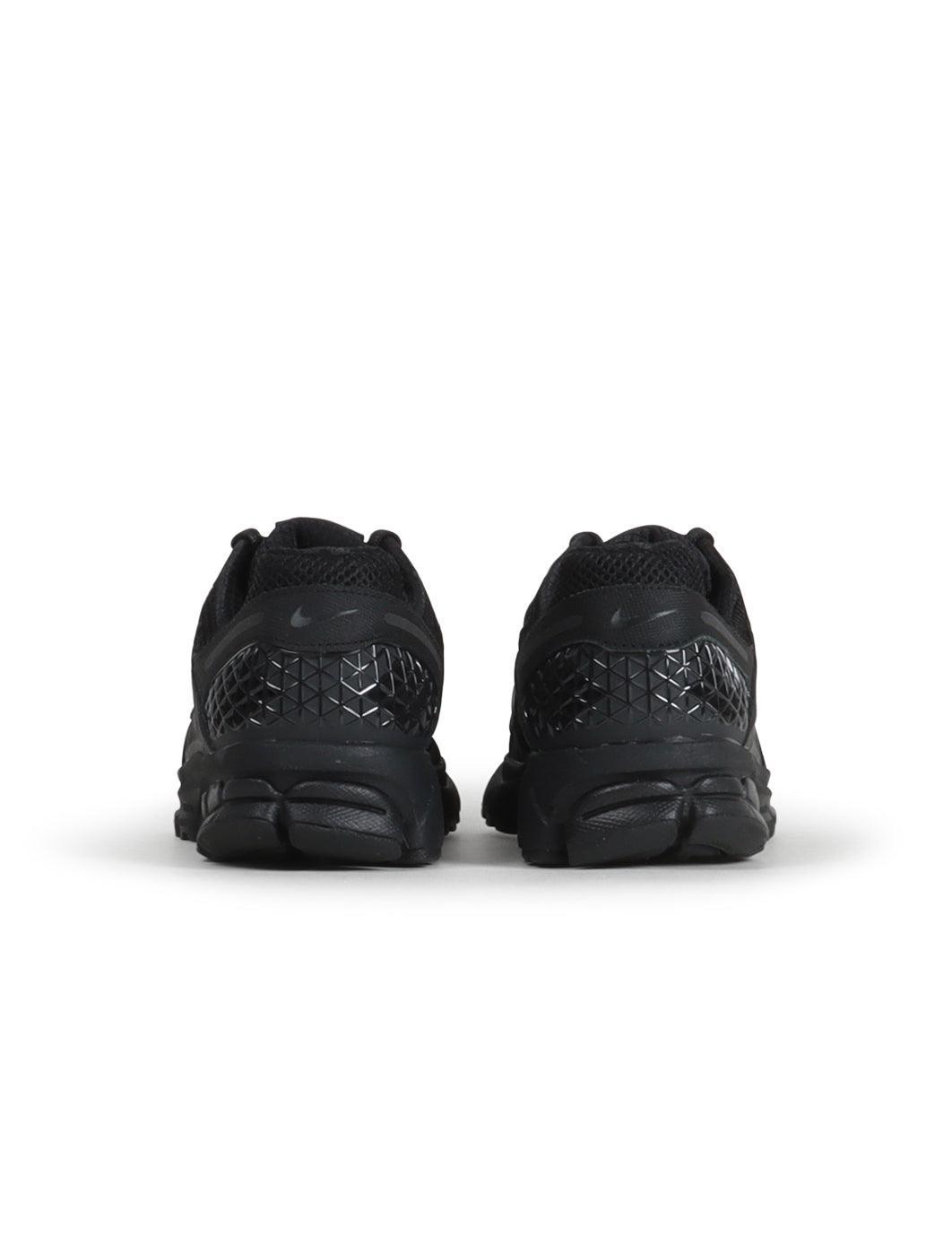 Nike men's Zoom Vomero 5 sneakers in triple black, featuring layered mesh and synthetic panels
