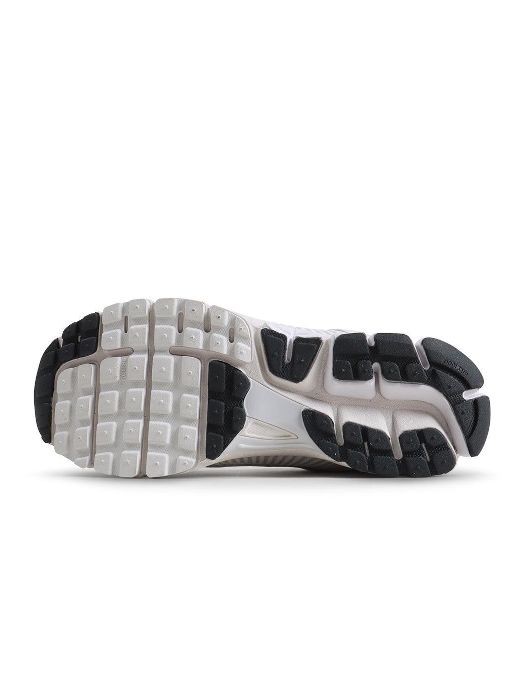 Nike men's Zoom Vomero 5 sneakers in Vast Grey, side view with layered mesh and leather panels