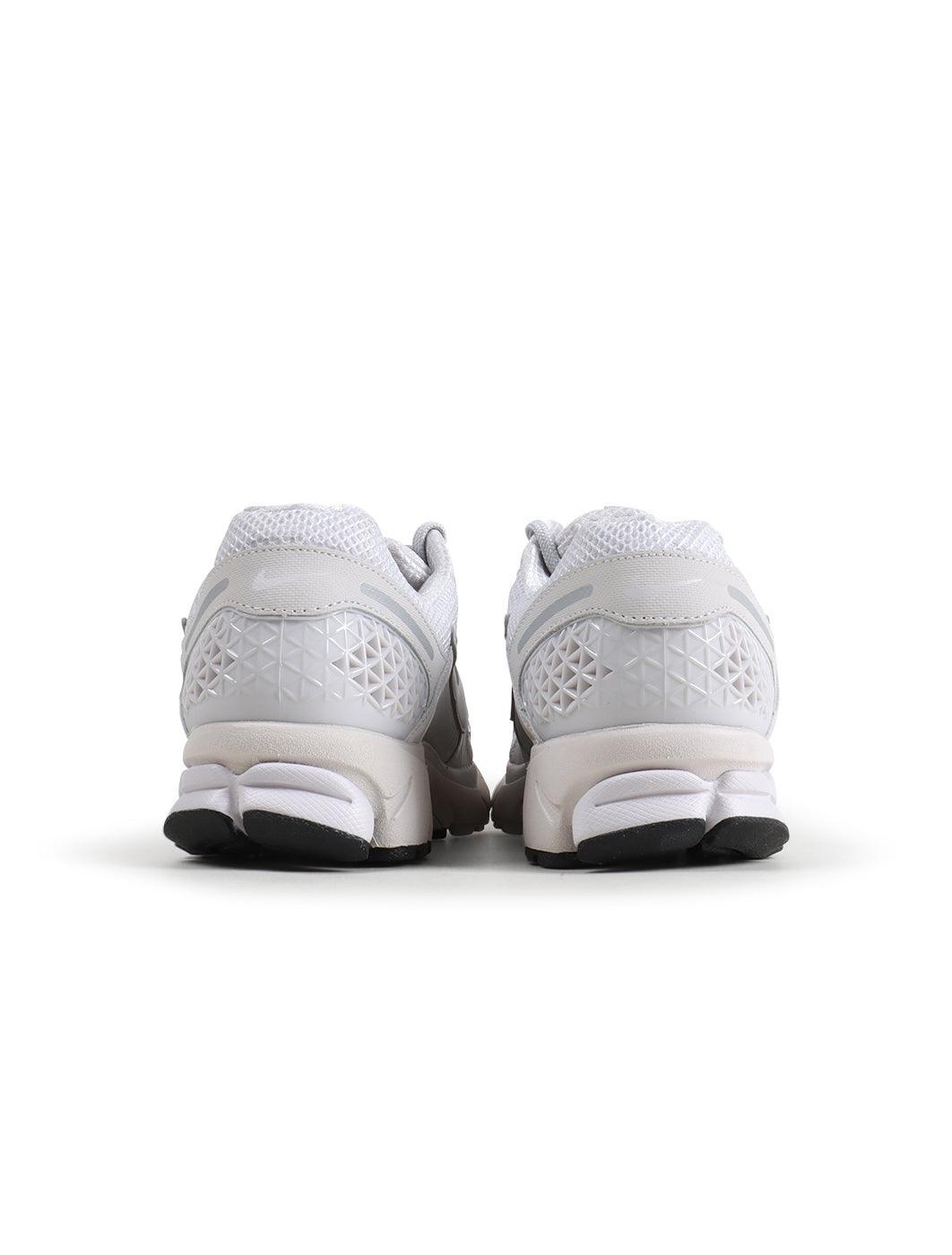 Nike Mens Zoom Vomero 5 sneakers in Vast Grey, side view.