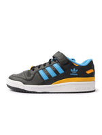 Black and yellow Adidas Forum Low men's footwear with classic design and stylish color accents.