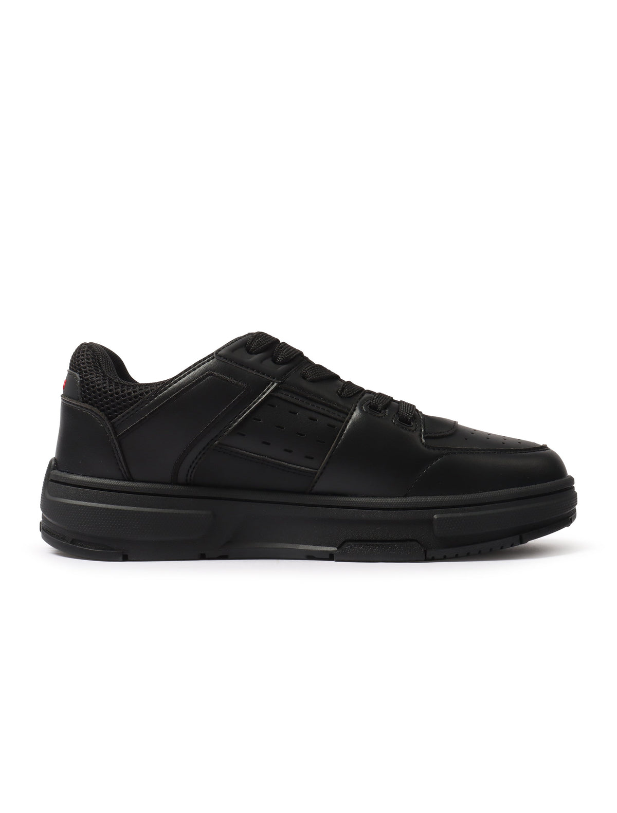 Denim Exchange Hugo Yarrow men's sneakers in black, side view