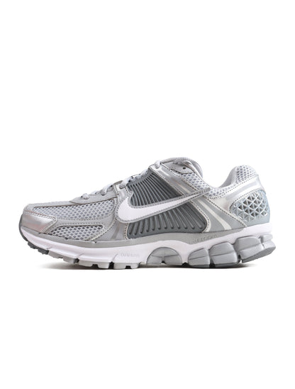 Nike men's Zoom Vomero 5 sneakers in wolf grey and white, side view