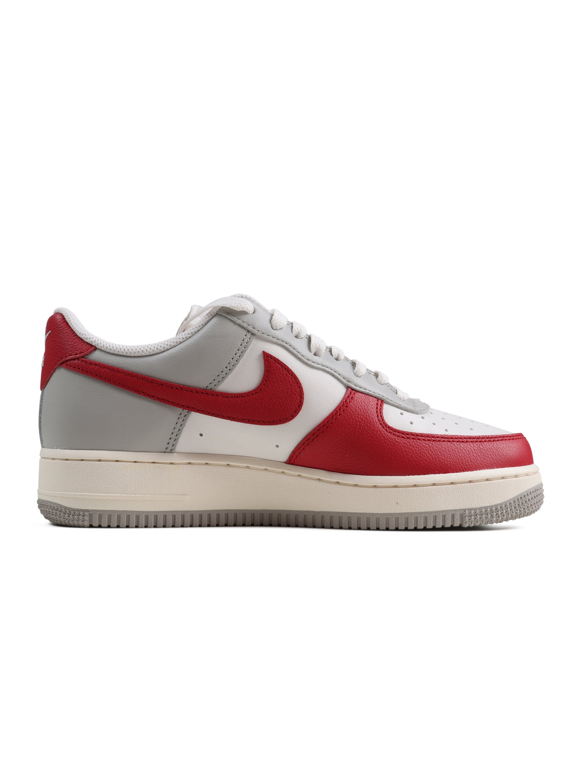 Red toe Nike Air Force 1 '07 LV8 men's sneakers with white midsole and red accents, showcasing classic Nike footwear style.