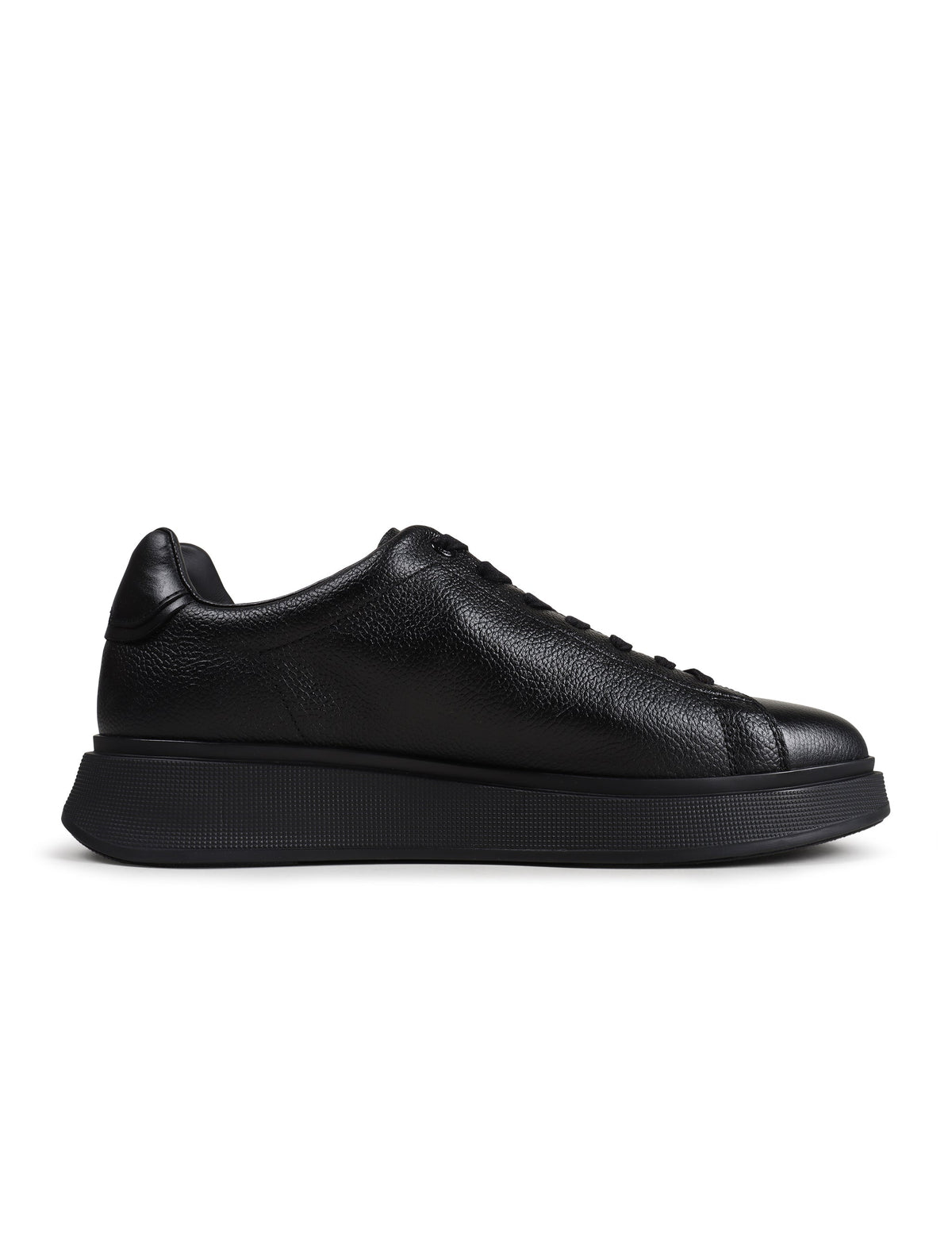 Black Boss Bulton Runn men's shoes with sleek design, featuring lace-up closure and stylish black finish.