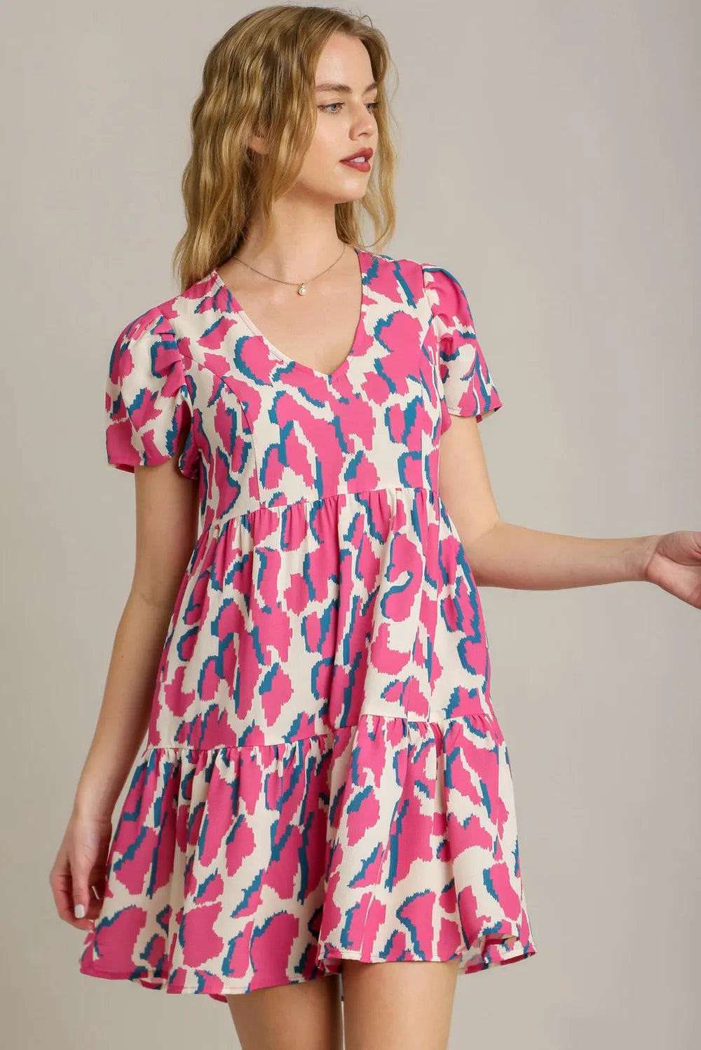 Umgee Full Size Abstract Print Pleat Detail Short Sleeve V-Neck Tiered Dress Plus Size - Farnelli
