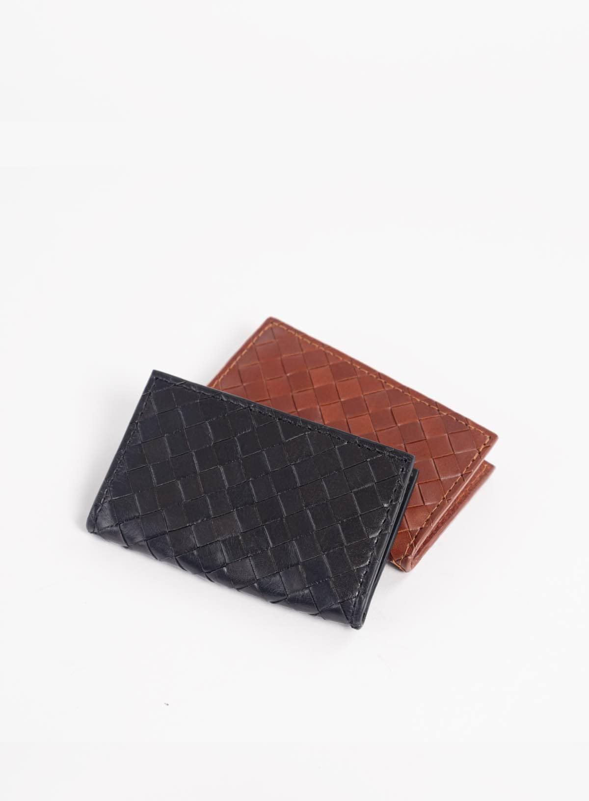 Deux Mains woven card holder wallet in black and tan, front view