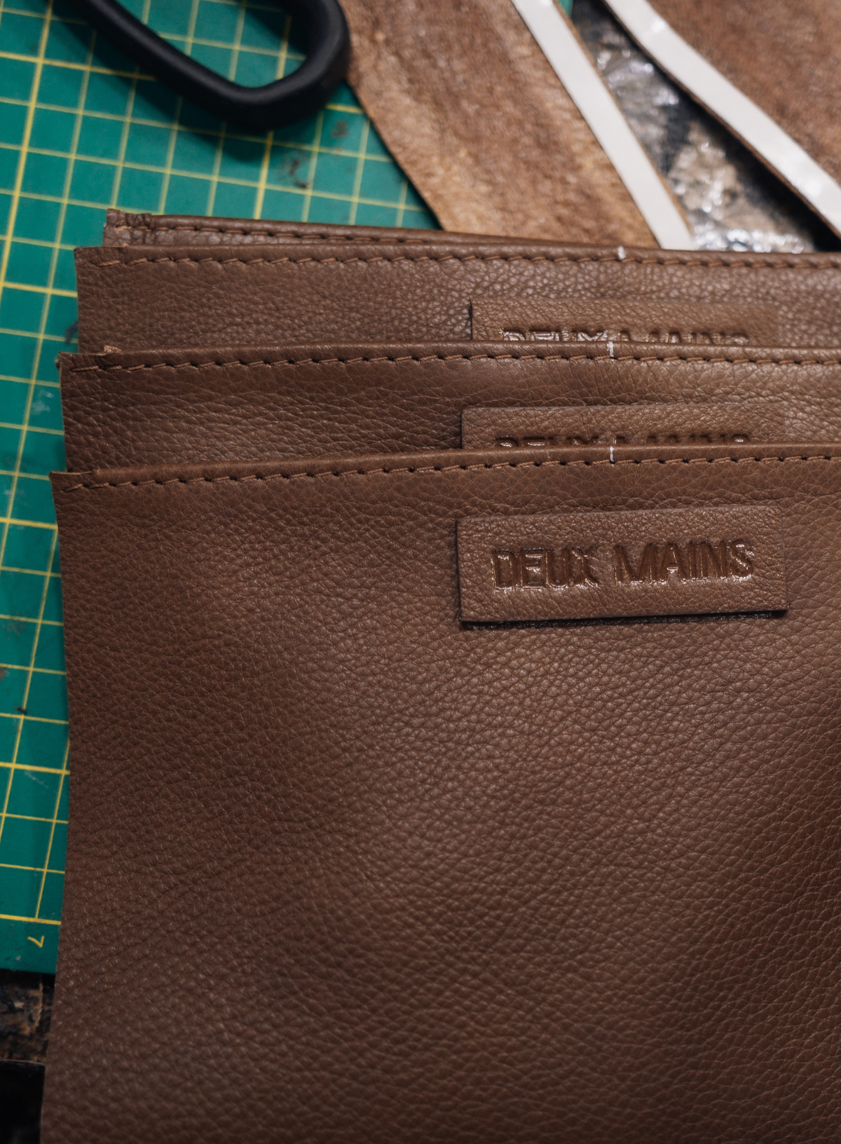 Deux Mains brown leather middle size tote bag with shoulder straps and detailed stitching