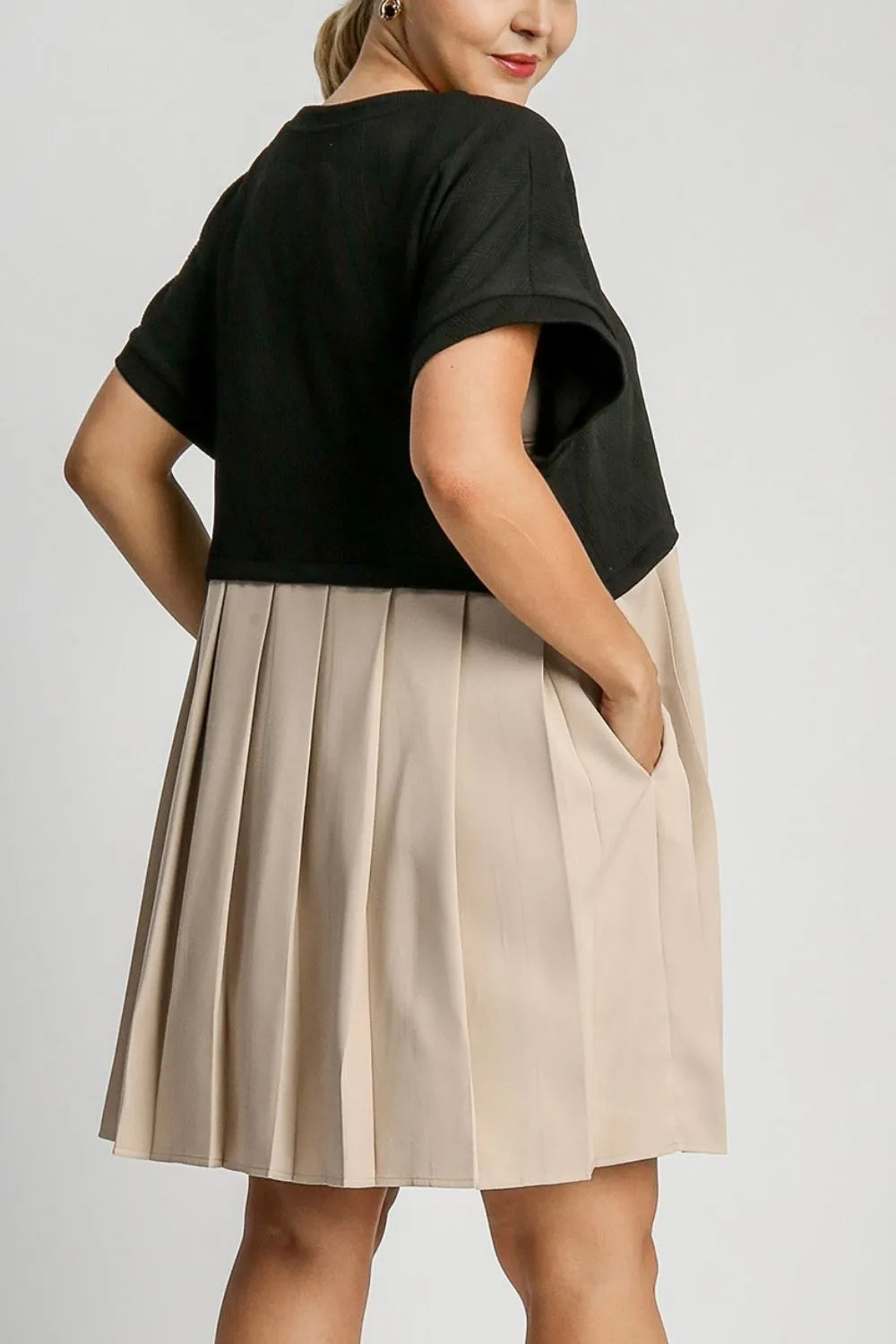 Umgee Full Size Round Neck Pleated Dress with Side Pockets Plus Size - Farnelli