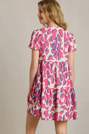 Umgee Full Size Abstract Print Pleat Detail Short Sleeve V-Neck Tiered Dress Plus Size - Farnelli
