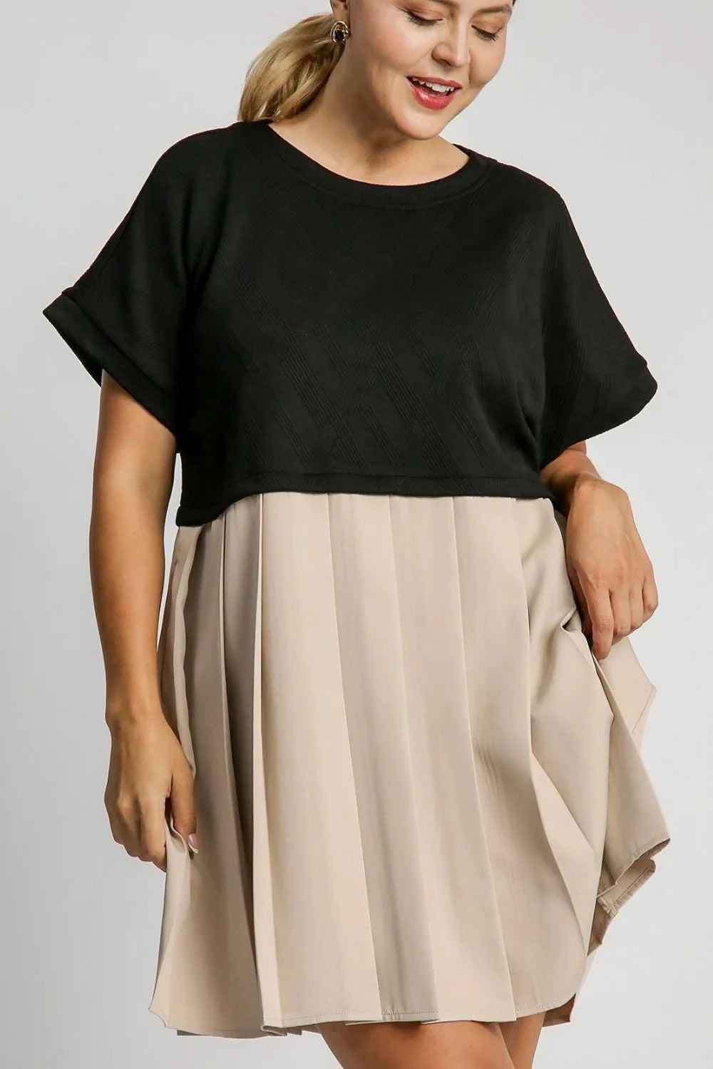 Umgee Full Size Round Neck Pleated Dress with Side Pockets Plus Size - Farnelli