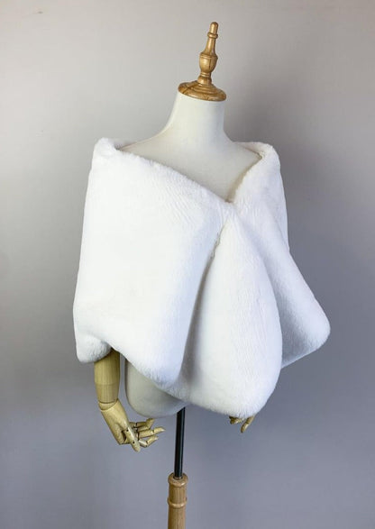 Soft Ivory Faux Fur Shawl (Butterfly Ivy05)