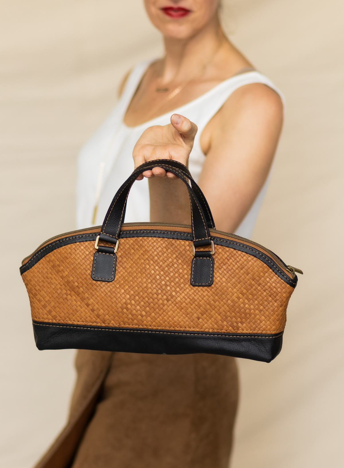 Deux Mains East-West handbag close-up in leather with structured shape and top handles