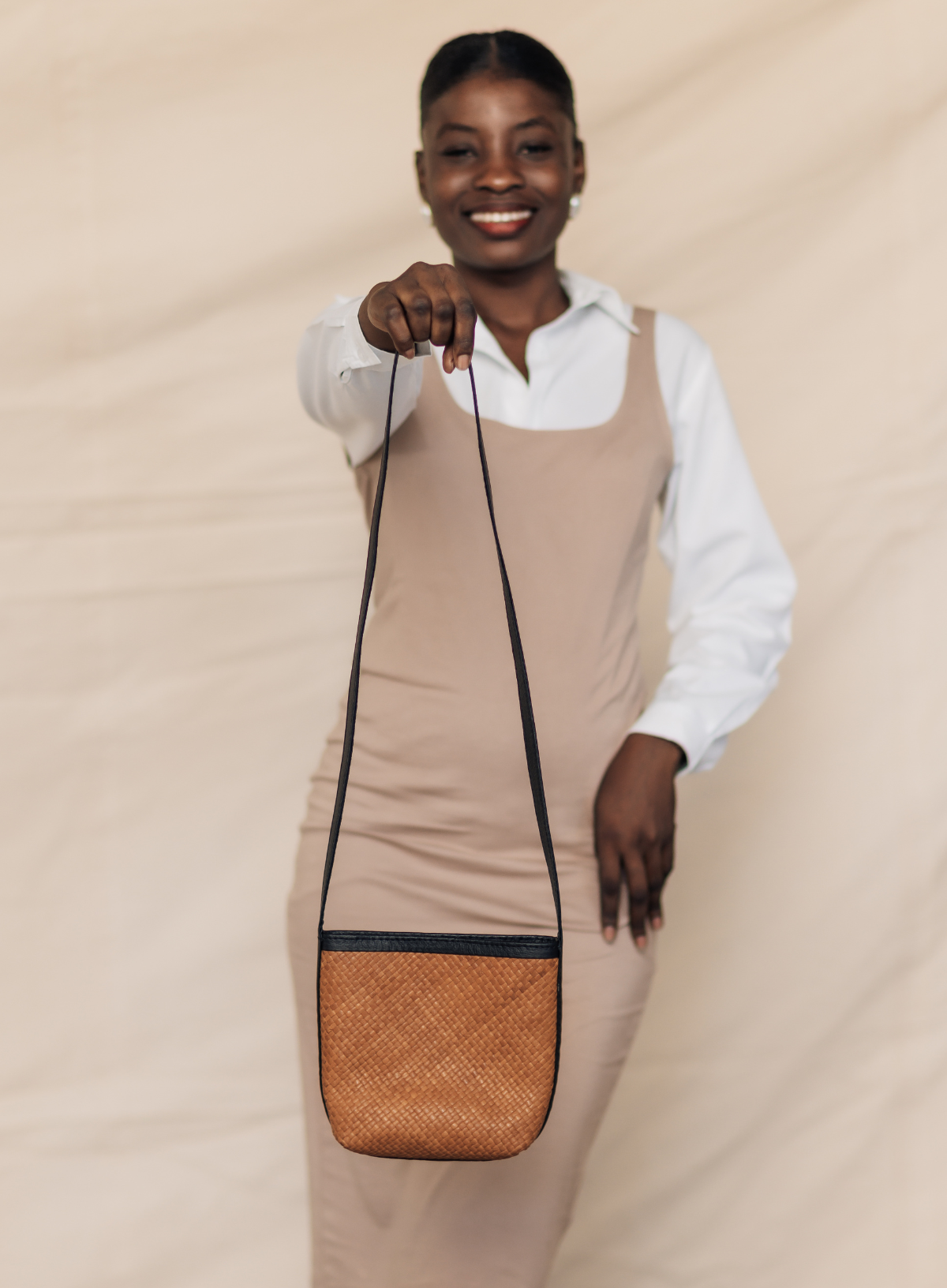 Deux Mains Panye crossbody bag model detail in leather with adjustable strap