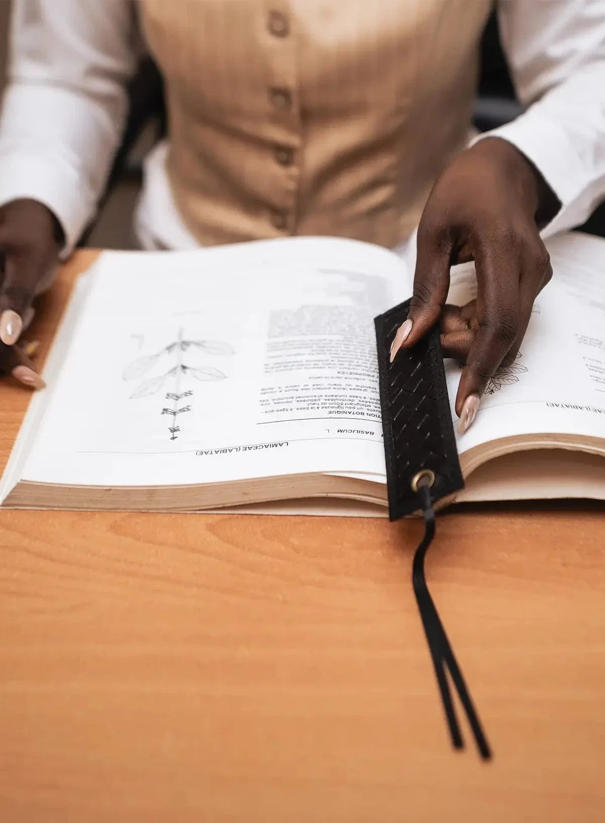 Deux Mains woven bookmark in black, featuring a textured woven design