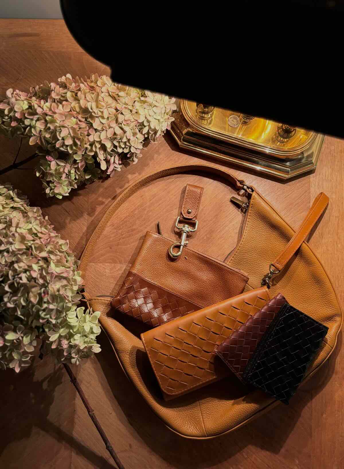 Deux Mains woven leather card holder wallet from the fall collection